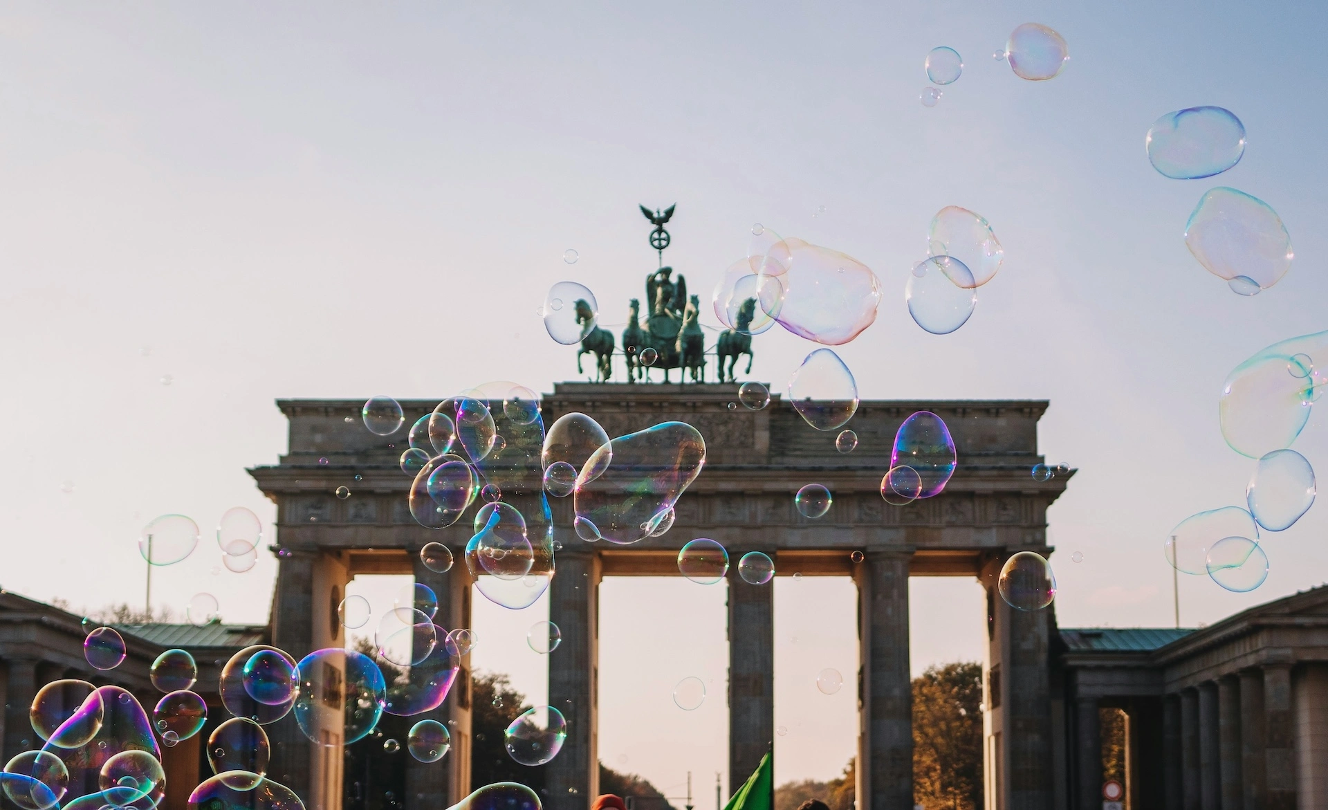 Ein Bild von Seifenblasen, die vor dem Brandenburger Tor schweben, als Symbolbild für alle Kategorien.